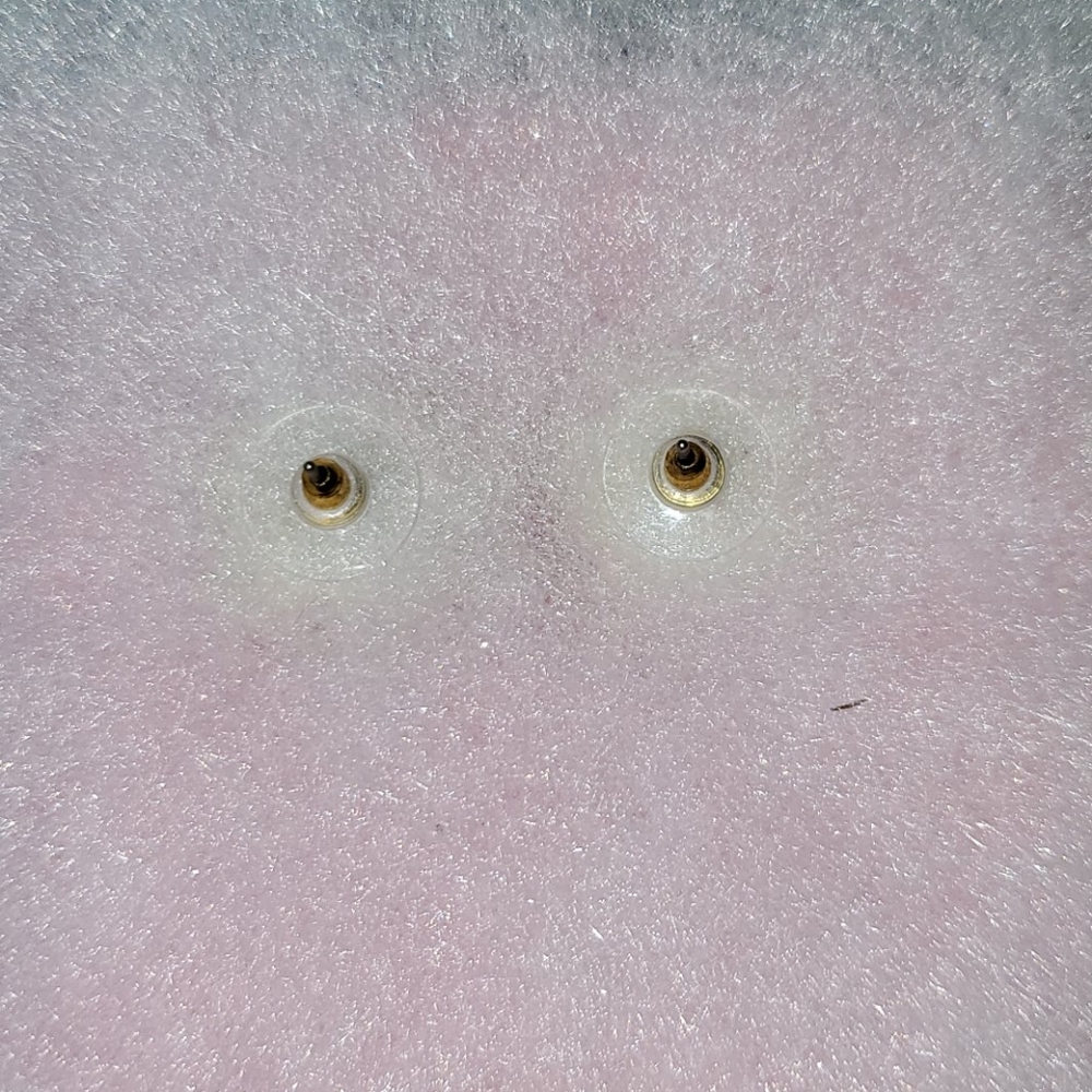 Preloved stud eartings - Picture 2 of 3